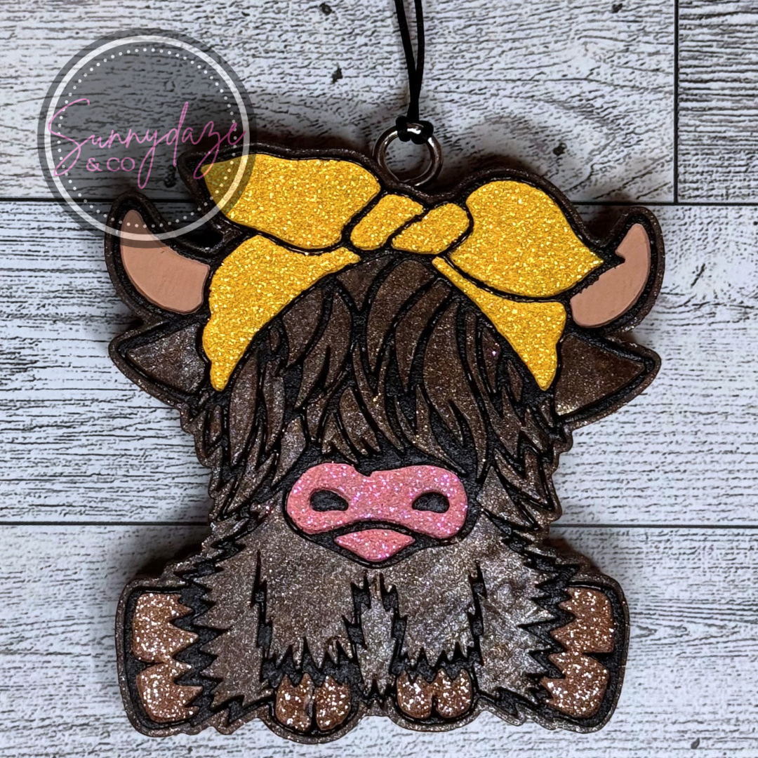 Sitting Highland Cow With Bow Freshie